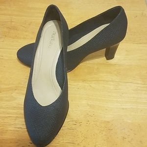 Navy size 6 medium dress pumps